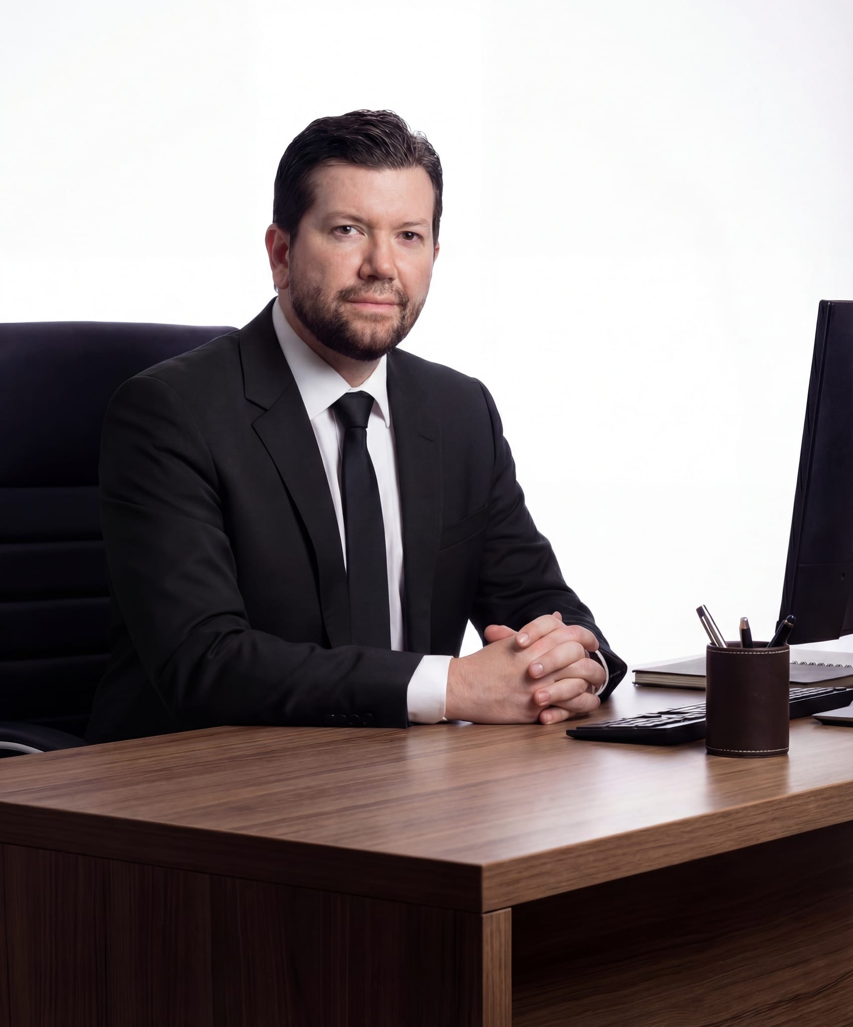 Dr. Alejandro Porras Ruiz en su consultorio